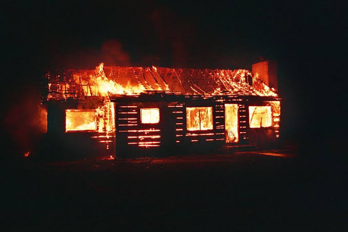 Pertanda Arti Mimpi Melihat Rumah Terbakar ada Orang Didalamnya