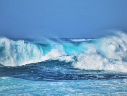 Makna Mimpi Melihat Ombak Air Laut yang Jernih dan Meluap di Daratan