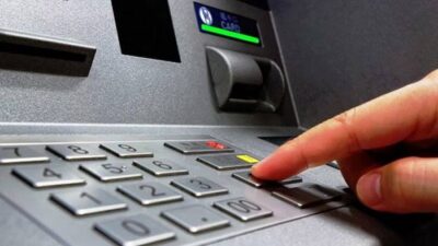 4 Alasan Mengapa Layar ATM Sempat Menyala Namun Tiba-tiba Gelap Saat Menarik Uang