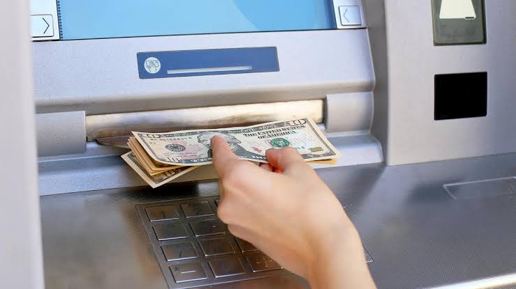Cara Menggunakan ATM di Luar Negeri dengan Biaya yang Efisien