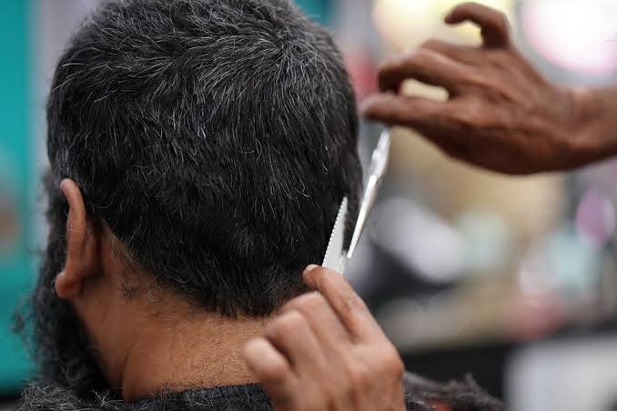 Makna Mimpi Melihat Orang Lain Potong Rambut dalam Perspektif Islam