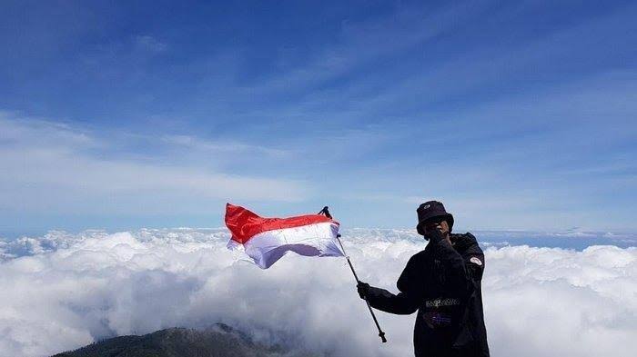 Arti Mimpi Berdiri di Bukit dan di Gunung yang Kita Kenal