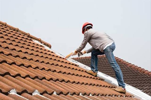 Arti Mimpi Atap Rumah Runtuh Terkena Angin Kencang Hujan Deras