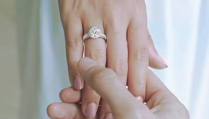 Arti Mimpi Memasangkan Cincin Tunangan dan Cincin Pernikahan di Acara Keluarga