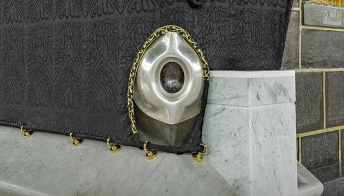 Kontroversi di Mekkah: Rombongan Umroh Malaysia Berebutan Mencium Hajar Aswad