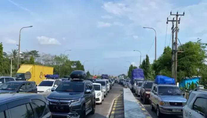 H-3 Lebaran, Kemacetan Parah Kendaraan Pemudik di Exit Tol Merak