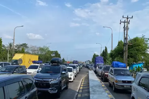 H-3 Lebaran, Kemacetan Parah Kendaraan Pemudik di Exit Tol Merak