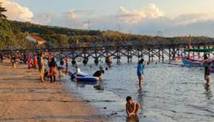 Libur Lebaran 2024: Pantai Pasir Putih Situbondo Dibanjiri Pengunjung yang Lebih dari 4000 Pengunjung