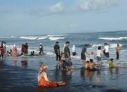 Wisata Pantai Watu Pecak di Lumajang: Pilihan Liburan Lebaran yang Memikat