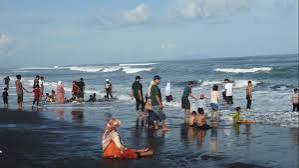 Wisata Pantai Watu Pecak di Lumajang: Pilihan Liburan Lebaran yang Memikat