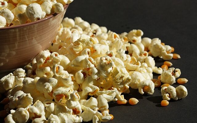 Arti Mimpi Makan Popcorn: Pertanda Baik atau Buruk?