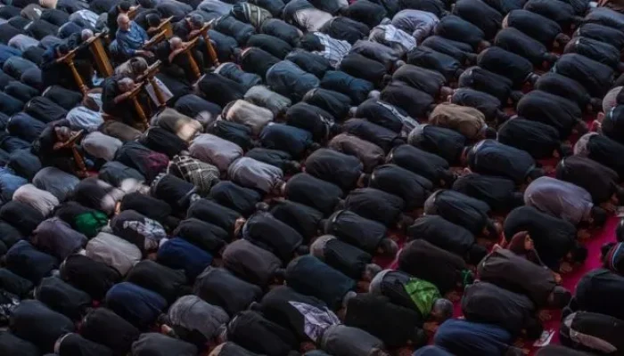 Salat Tarawih Kilat 10 Menit di Masjid Nurul Iman Jombang, Cocok Buat yang Sat-Set!