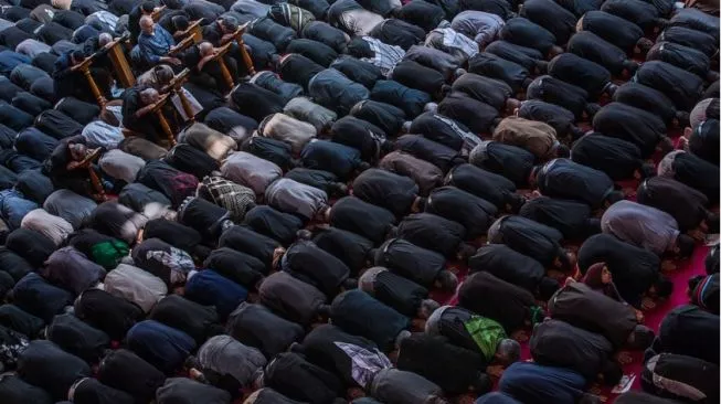 Salat Tarawih Kilat 10 Menit di Masjid Nurul Iman Jombang, Cocok Buat yang Sat-Set!