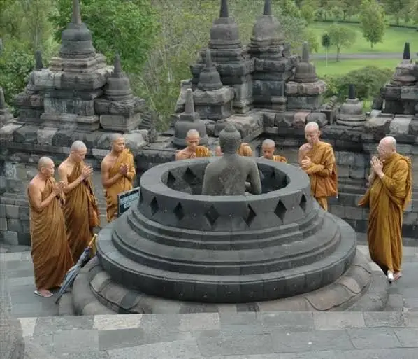 Hari Raya Waisak 2025: Simbol Kedamaian dan Kebijaksanaan Umat Buddha Indonesia