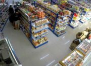 Aksi Emak-Emak Curi Susu Formula di Minimarket Ponorogo Terekam CCTV, Diduga Sindikat Terlatih 11 Aksi Emak-Emak Curi Susu Formula di Minimarket Ponorogo Terekam CCTV, Diduga Sindikat Terlatih