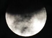 Fenomena Gerhana Bulan, Begini Amalan yang Bisa Dilakukan untuk Mendoakan Orang Meninggal