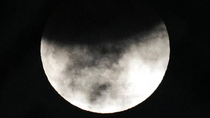Fenomena Gerhana Bulan, Begini Amalan yang Bisa Dilakukan untuk Mendoakan Orang Meninggal